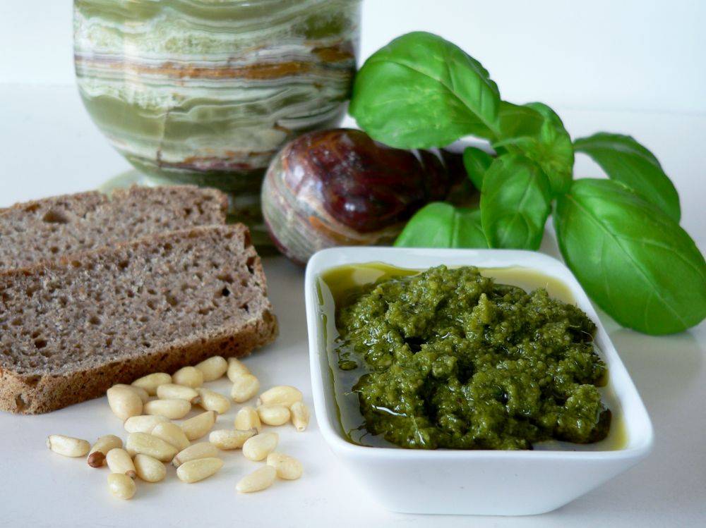 Bazalkové pesto s kváskovým chlebem