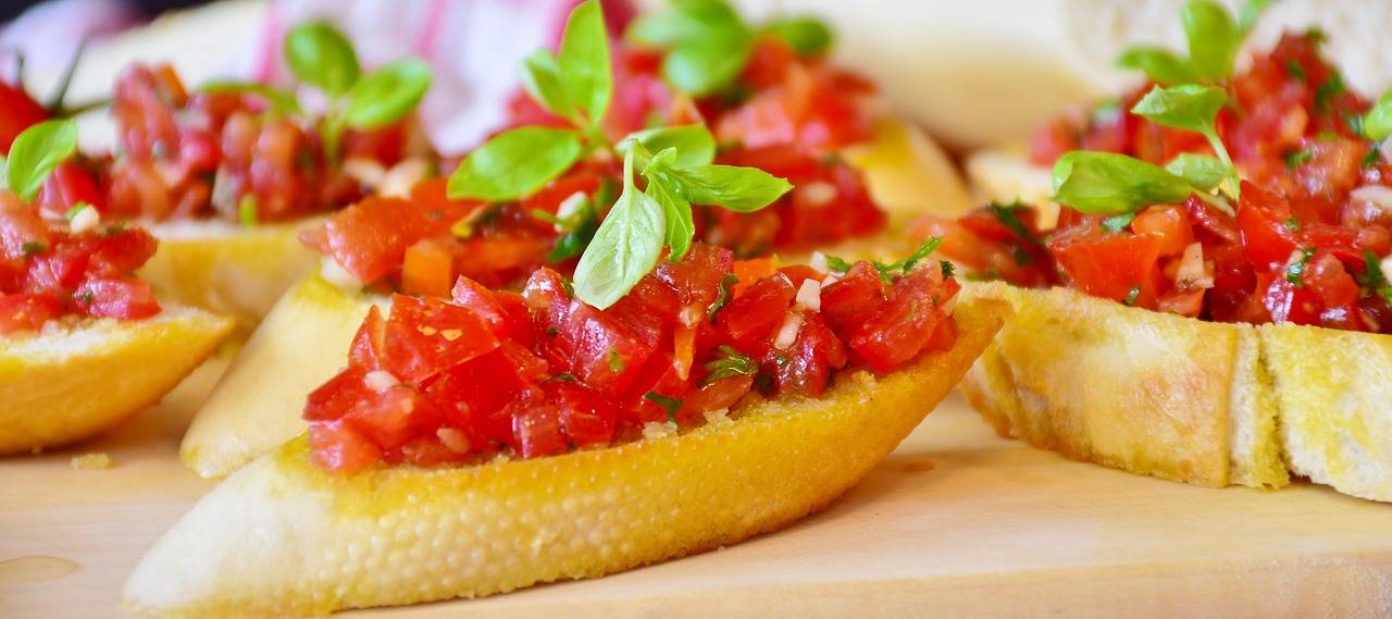 Bruschetta s rajčaty a bazalkou