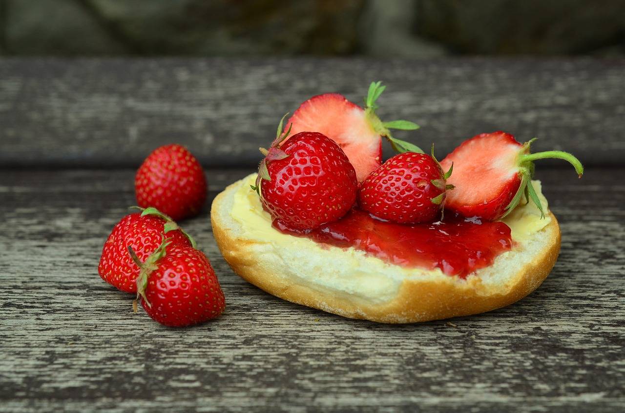 Houska s jahodovou marmeládou