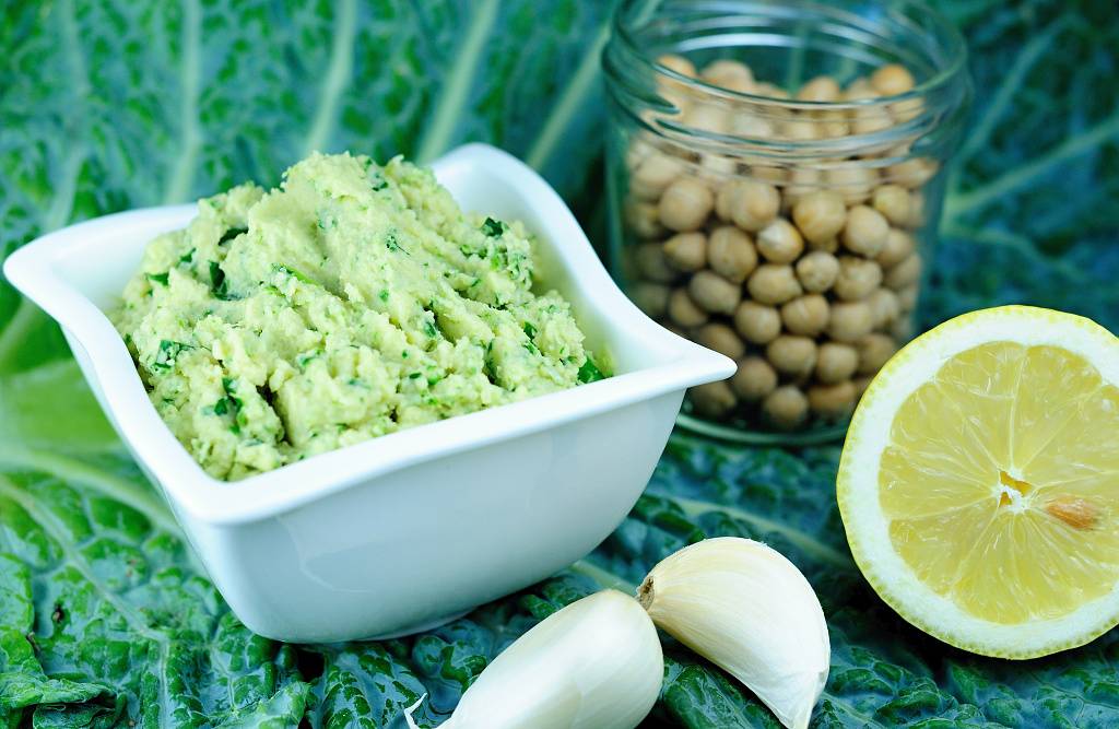 Hummus s kapustou a pečeným česnekem