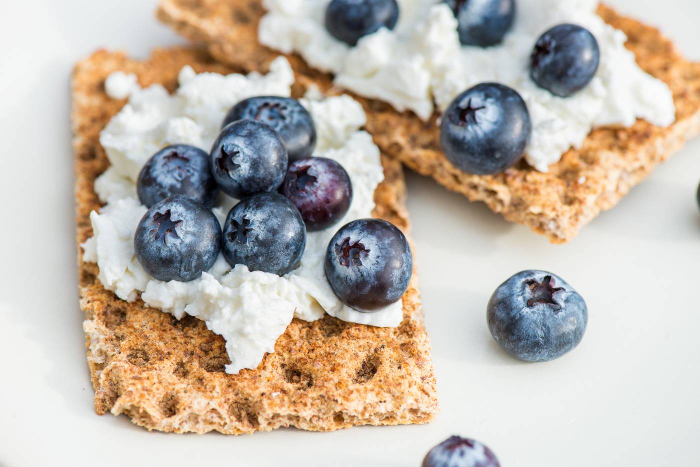 Knäckebrot s tvarohem a borůvkami