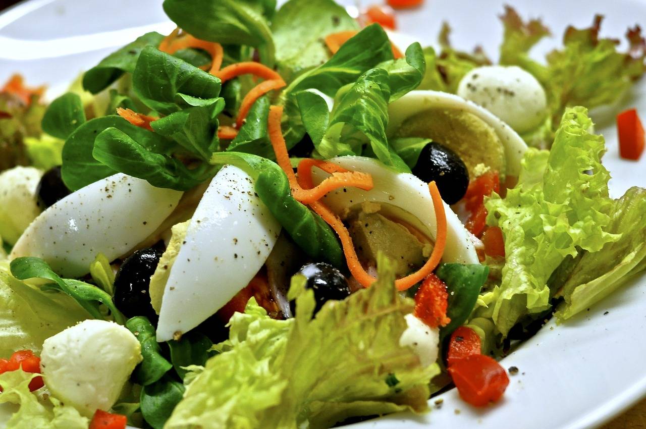Listový salát s vejcem a olivami