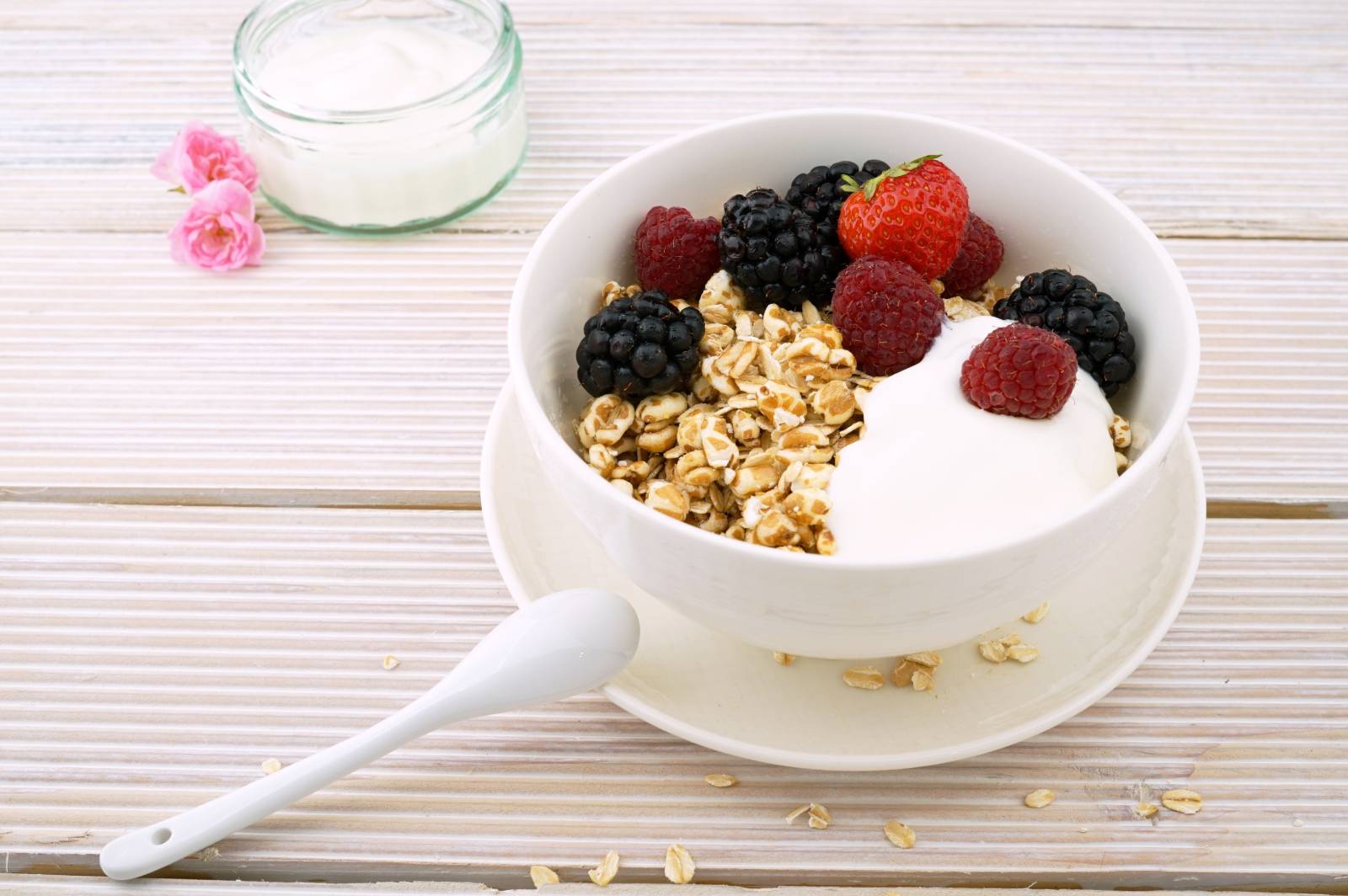 Ovesné vločky s jogurtem a lesním ovocem