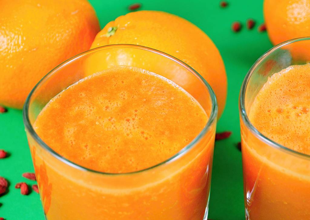 Pomerančové smoothie s mrkví a kustovnicí