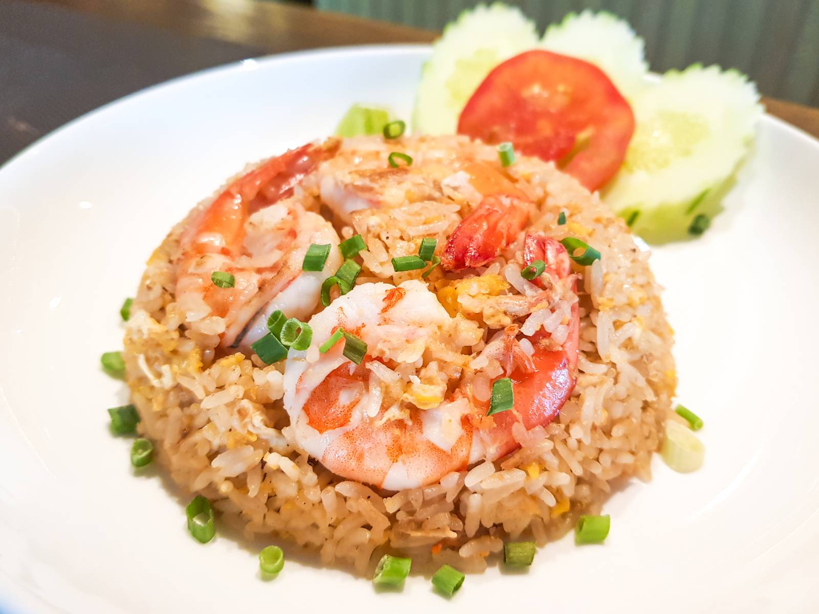 Restované krevety s rýží a zeleninou