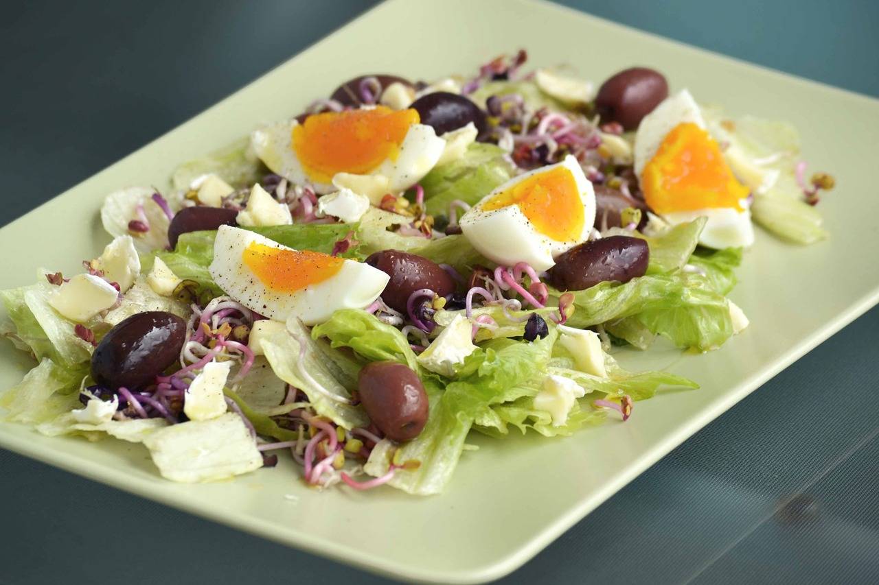 Salát s olivami a vejcem