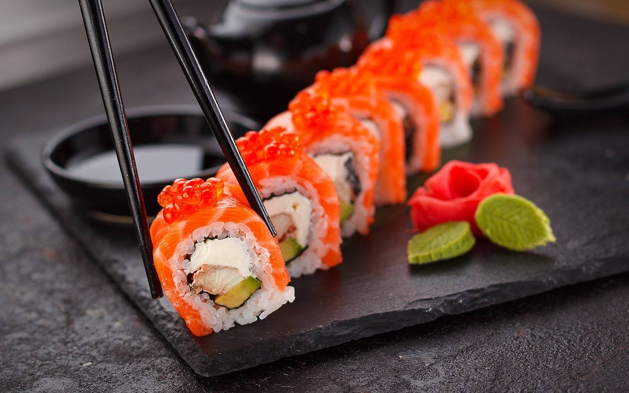 Sushi California roll s lososem