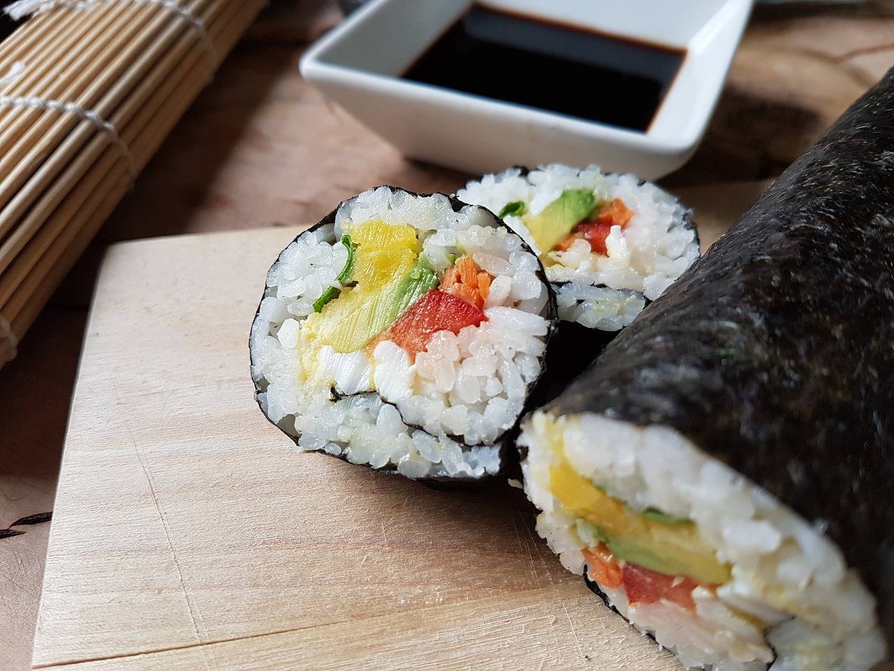 Sushi maki s avokádem