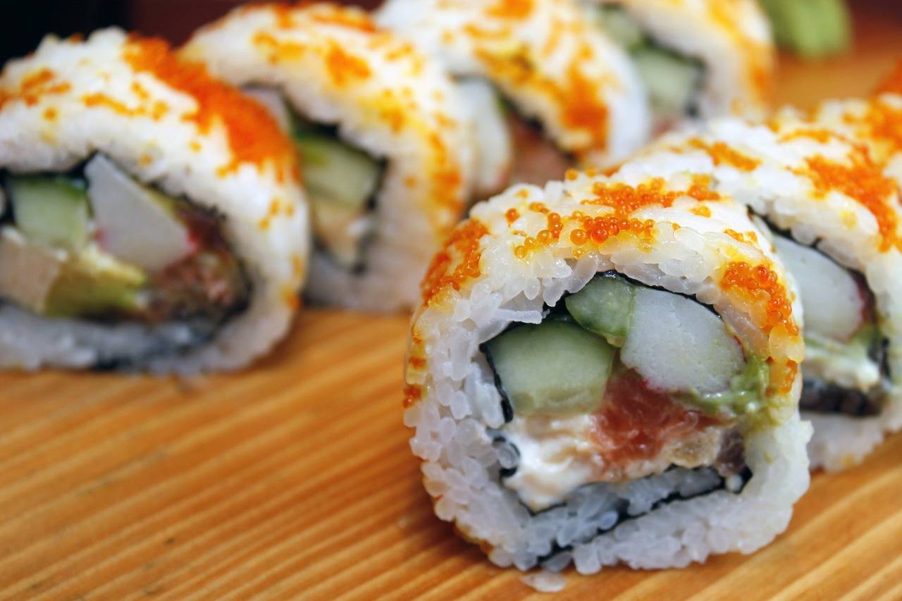 Sushi uramaki s kaviárem