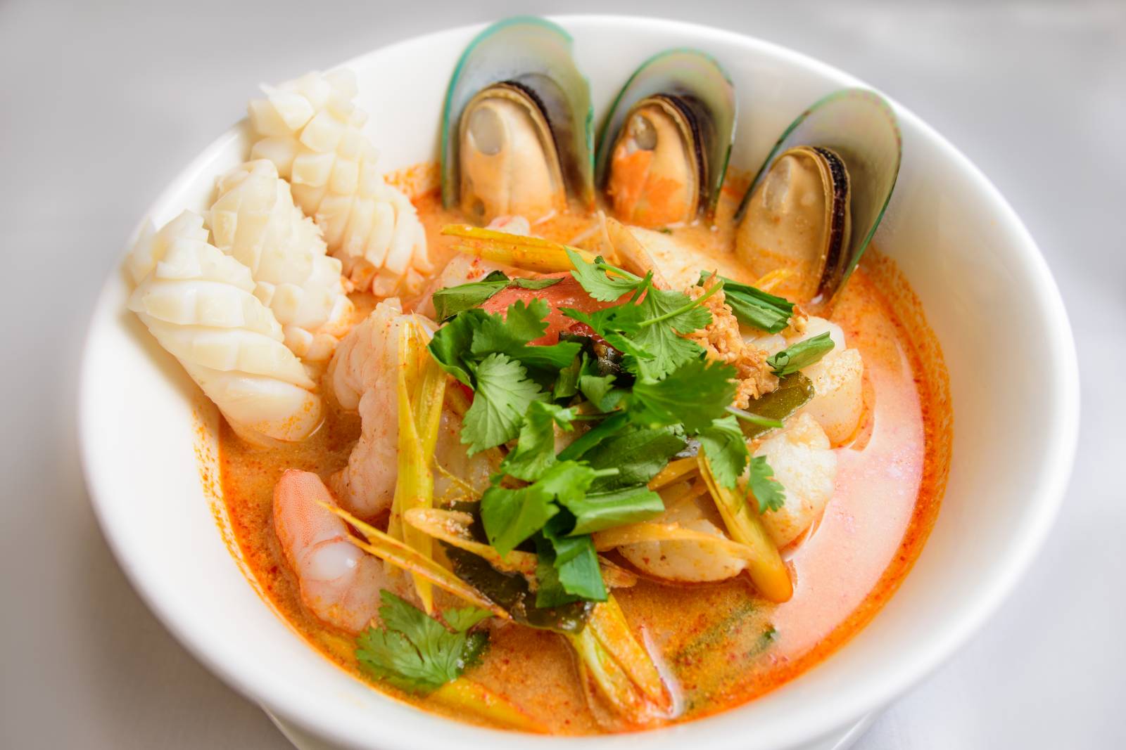 Thajská pikantní polévka s mořskými plody a těstovinami