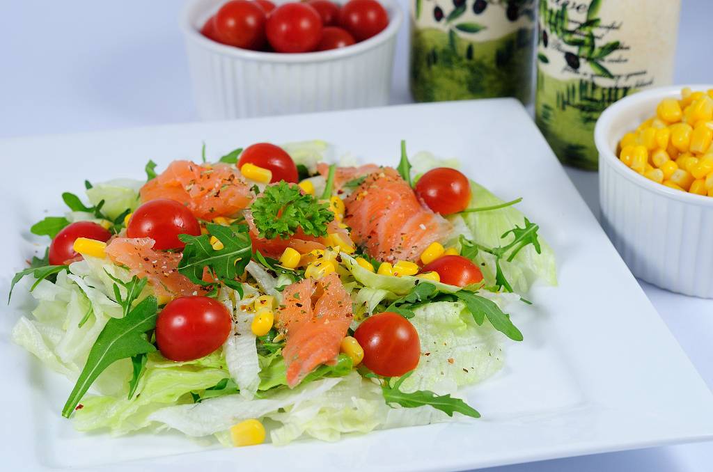 Zeleninový salát s uzeným lososem